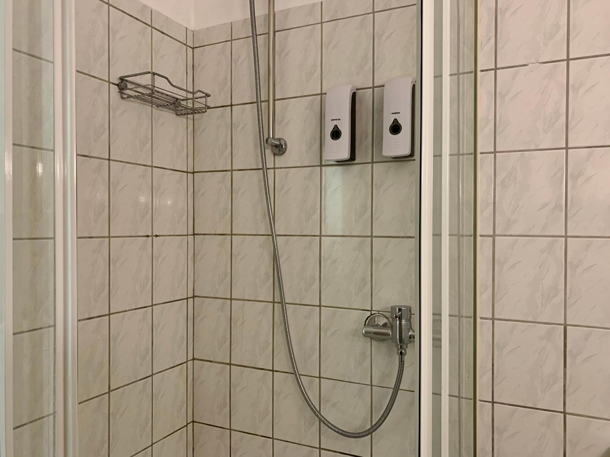 Tt Living I Souterrain Mit Terrasse I Naehe Hbf I Kostenlos Parken Apartment *